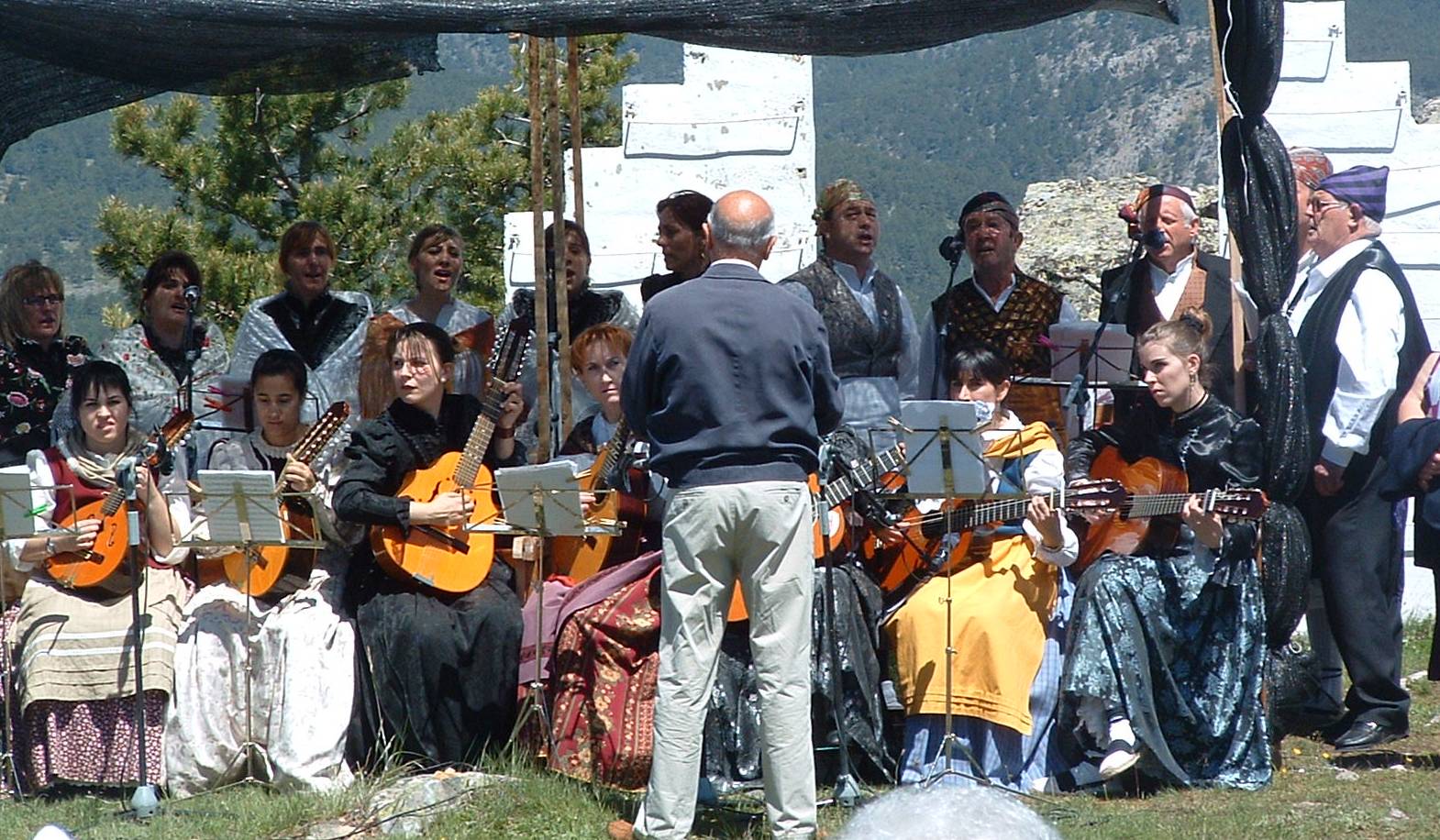 La música aragonesa dando la máxima belleza al evento.